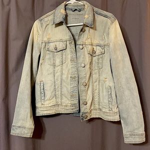 Frayed denim jacket light washed.